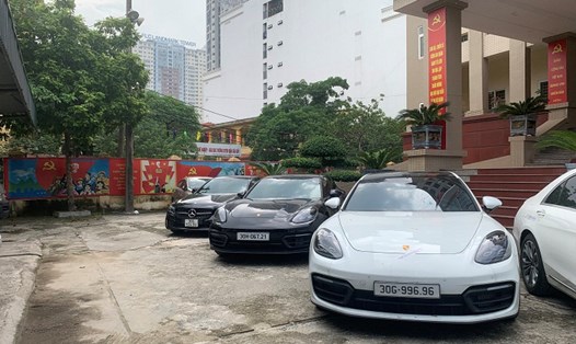 Chiếc siêu xe Porsche Panamera màu trắng tại thời điểm cơ quan điều tra tạm giữ khi triệt phá đường dây đánh bạc nghìn tỉ do Nguyễn Minh Thành cầm đầu. Ảnh: CAQ Nam Từ Liêm