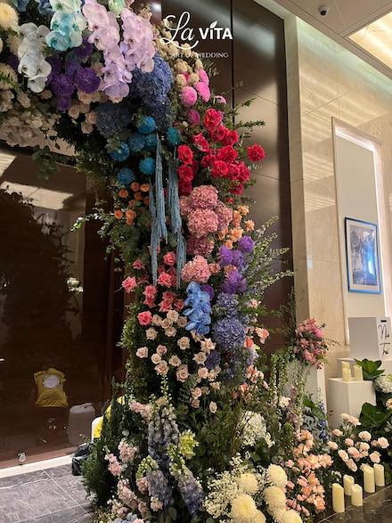 Không gian cưới ngập tràn hoa tươi của Quang Hải và Chu Thanh Huyền. Ảnh: Lavita