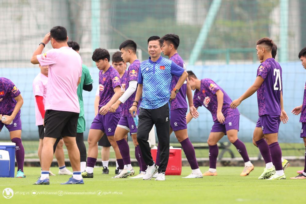 Huấn luyện viên Hoàng Anh Tuấn khích lệ tinh thần toàn đội trước vòng chung kết U23 châu Á 2024. Ảnh: VFF