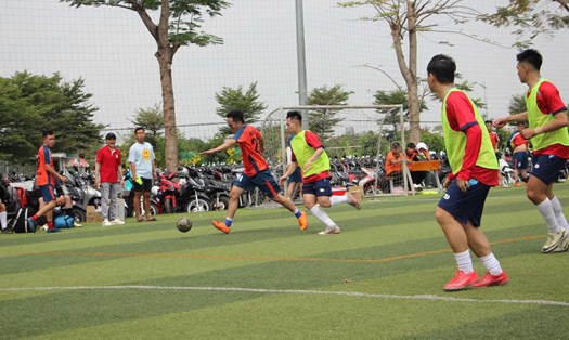 Giải bóng đá kết nối cựu sinh viên HUTECH và các doanh nghiệp khai mạc sáng 6.4. Ảnh: Quang Quý