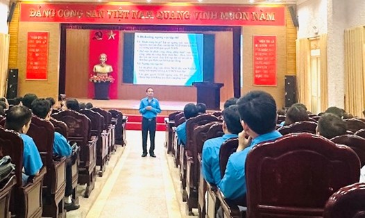 Ông Ngô Chí Thục - Phó Chủ tịch Liên đoàn Lao động tỉnh Nam Định - truyền đạt nội dung tại Hội nghị. Ảnh: CĐ Nam Định