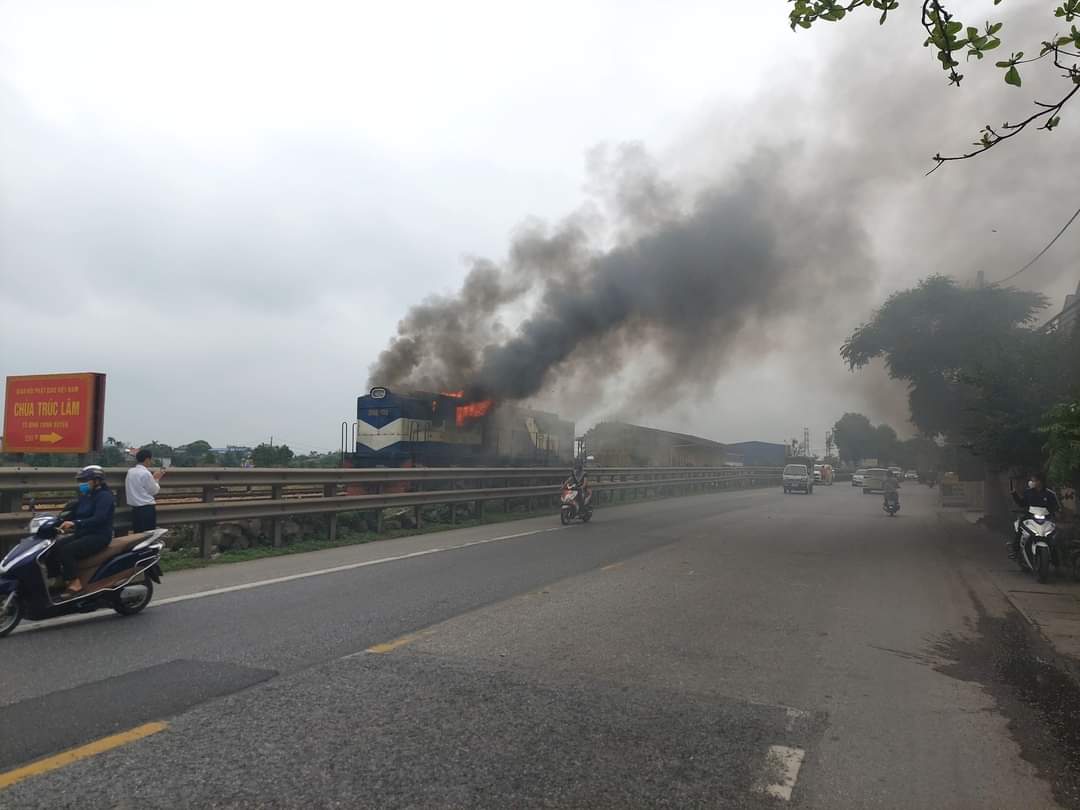 Cháy tàu hỏa khi đang di chuyển qua khu vực xã Liên Bảo, huyện Vụ Bản, tỉnh Nam Định. Ảnh: Lương Thu
