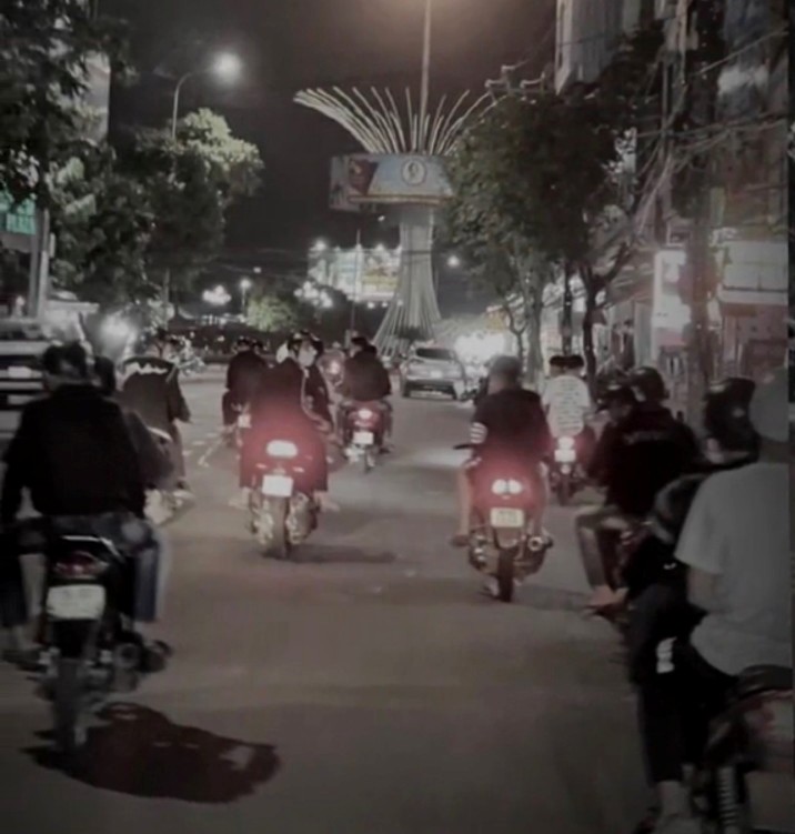 Nhóm thanh niên rủ nhau điều khiển mô tô chạy với tốc độ cao, rú ga, nẹt pô trên nhiều tuyến đường chính ở TP Quảng Ngãi vào ban đêm, gây nguy hiểm cho người tham gia giao thông. Ảnh: Công an Quảng Ngãi 