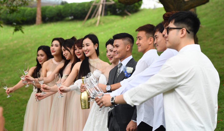 Chiều 6.4, tiền vệ Quang Hải và Chu Thanh Huyền tổ chức đám cưới tại khách sạn JW Marriott. Đây là buổi tiệc nhỏ với sự tham dự của khoảng 500 khách mời là những huấn luyện viên, bạn bè và đồng nghiệp thân thiết của cô dâu chú rể. 
