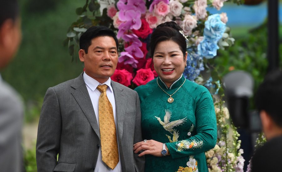 Bố mẹ của Quang Hải và Chu Thanh Huyền tranh thủ chụp ảnh trước khi buổi tiệc diễn ra.