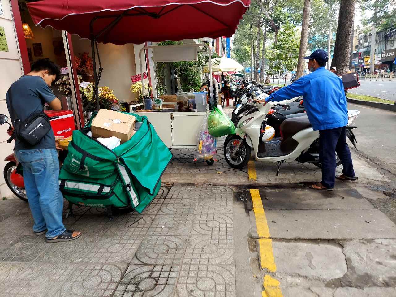 Vỉa hè đường Trần Hưng Đạo được Quận 1 kẻ vạch cho người dân để xe máy tự quản, nhưng vẫn bị chiếm dụng hết để đặt xe bán đồ ăn, uống.  Ảnh: Minh Quân