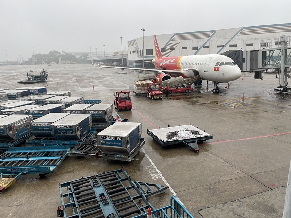 Máy bay hoạt động tại sân bay Nội Bài. Ảnh: Xuyên Đông