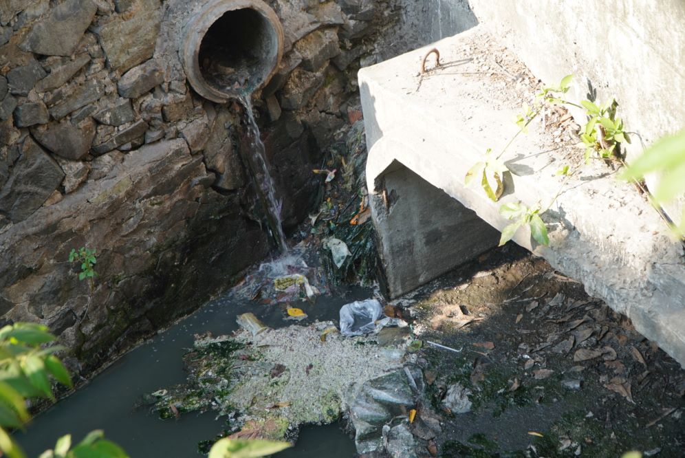 Hiện nay, con kênh này đang bị lấn chiếm và ô nhiễm nghiêm trọng, bồi lấp bởi đủ loại rác thải.