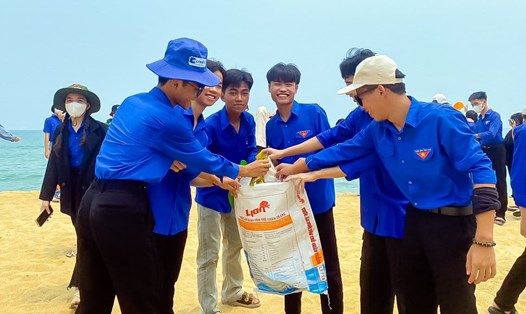 Các em học sinh tham gia dọn vệ sinh tại bãi biển Hàm Rồng, xã Vinh Hiền, huyện Phú Lộc. Ảnh: Võ Tiến.