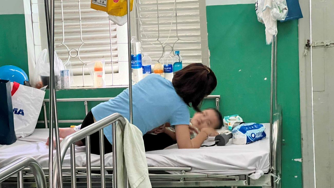 Bệnh nhi mắc bệnh tay chân miệng đang được chăm sóc tại bệnh viện ở TPHCM. Ảnh: NGUYỄN LY
