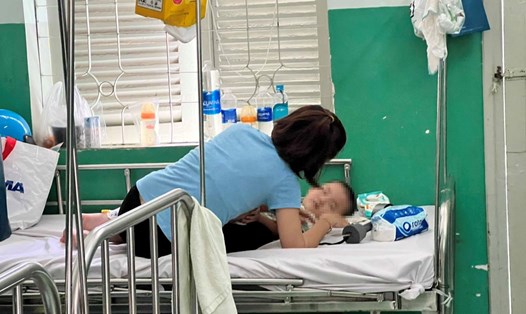 Bệnh nhi mắc bệnh tay chân miệng đang được chăm sóc tại bệnh viện ở TPHCM. Ảnh: NGUYỄN LY
