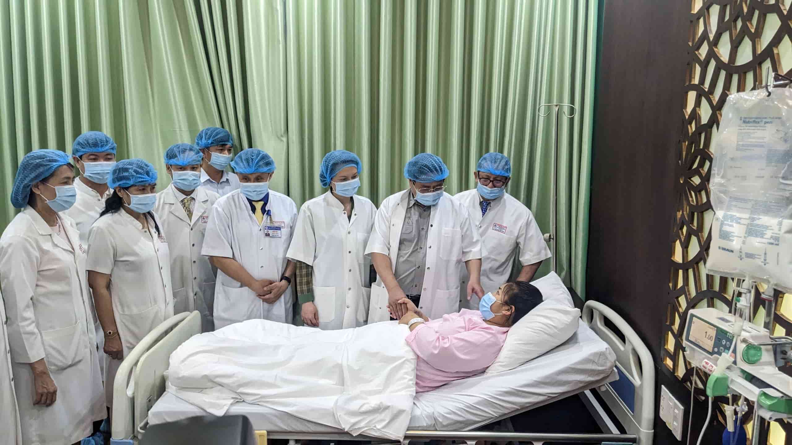 Thủ tướng Chính phủ Phạm Minh Chính thăm hỏi, động viên bệnh nhân vừa được ghép tạng. Ảnh: Phúc Đạt.