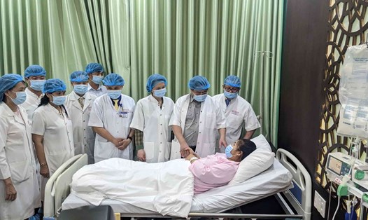 Thủ tướng Chính phủ Phạm Minh Chính thăm hỏi, động viên bệnh nhân vừa được ghép tạng. Ảnh: Phúc Đạt.