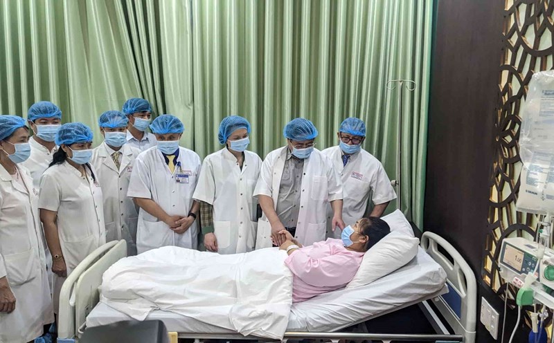 Thủ tướng Chính phủ Phạm Minh Chính thăm hỏi, động viên bệnh nhân vừa được ghép tạng. Ảnh: Phúc Đạt.