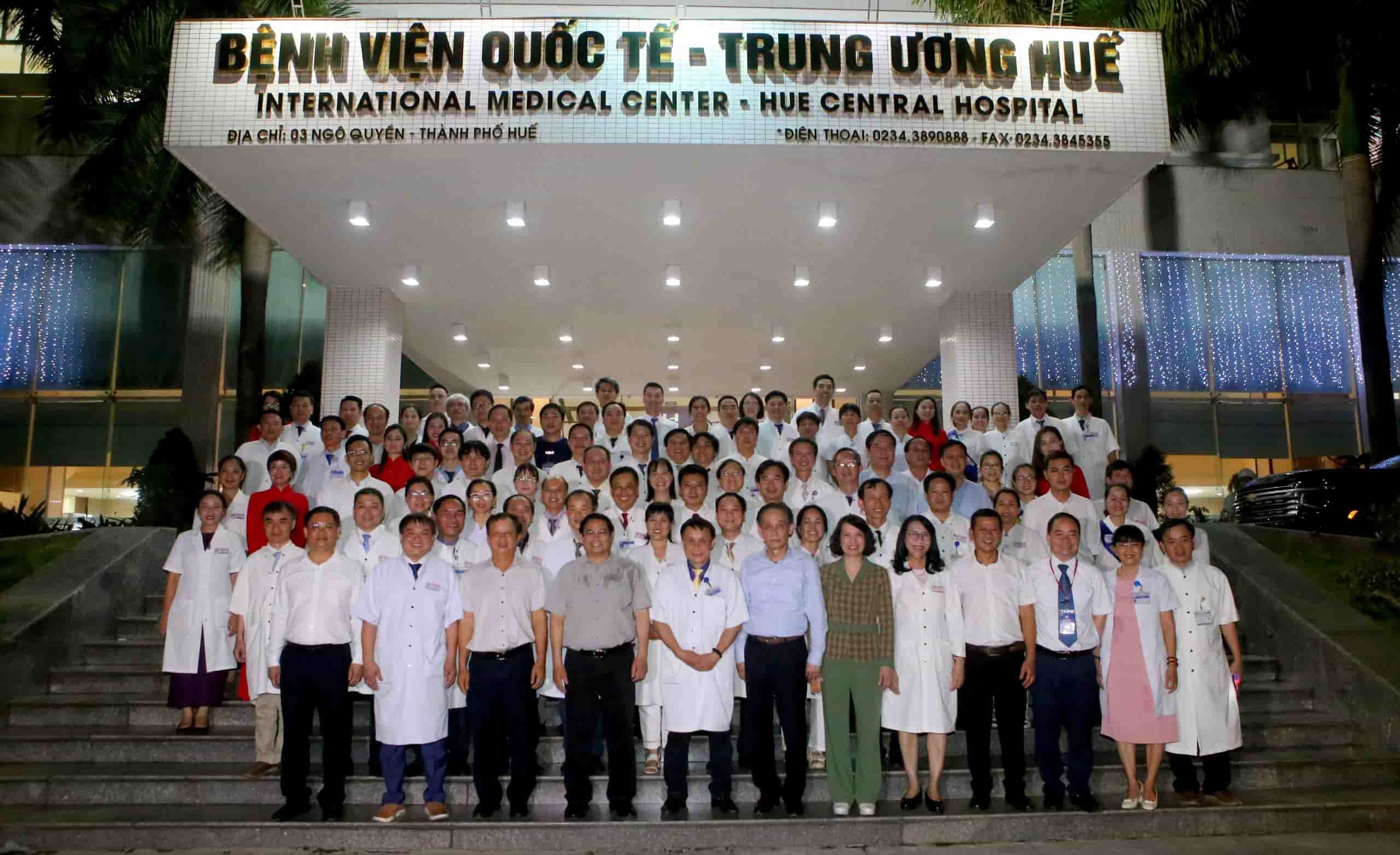 Thủ tướng Phạm Minh Chính chụp ảnh lưu niệm cùng cán bộ chủ chốt của Bệnh viện Trung ương Huế. Ảnh: Thượng Hiển.