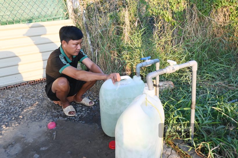 Anh Trần Hùng Chương (ngụ ở huyện Gò Công Đông, tỉnh Tiền Giang) cho biết, 2 ngày tại các điểm cho nước công cộng không còn cảnh chen chúc, đợi chờ. Vì cơ quan chức năng đã lắp đặt nhiều địa điểm trên địa bàn để phục vụ người dân. Ngoài ra, áp lực nước tại điểm công cộng mạnh cộng với cũng gắn nhiều vòi để việc hứng nước của người dân vào can rất nhanh. 