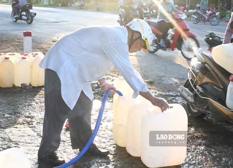 Những điểm nước công cộng này được lắp đắt nhiều điểm trên địa bàn huyện Gò Công Đông (tỉnh Tiền Giang). Với áp lực nước mạnh, người dân lấy nước thoải mái, không còn chen chúc.