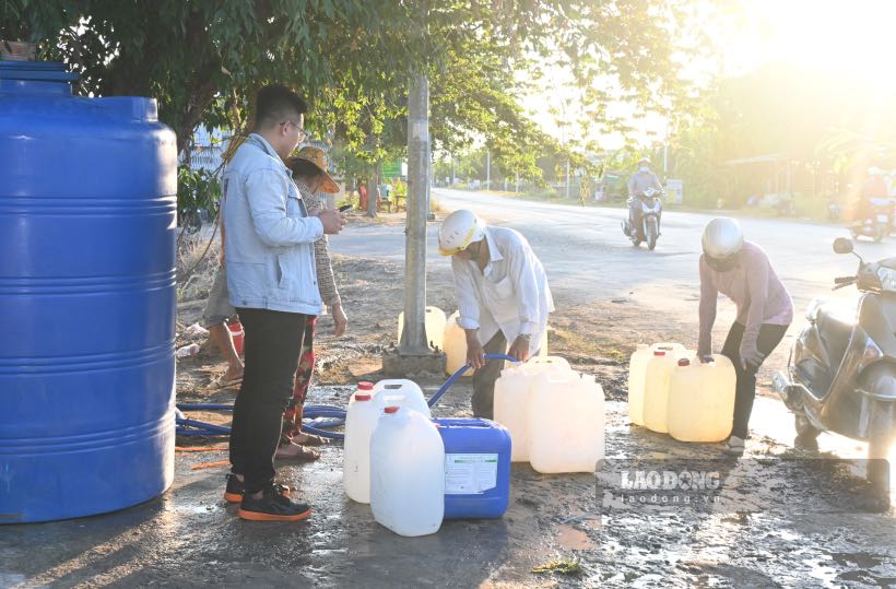 Theo ghi nhận của phóng viên Báo Lao Động, chiều ngày 6.4, trước tình hình hạn mặn kéo dài thiếu nước sinh hoạt cho người dân. Chính quyền địa phương đã đề nghị đơn vị cấp nước tiến hành lắp đặt các điểm nước công công nhằm phục vụ miễn phí cho người dân.