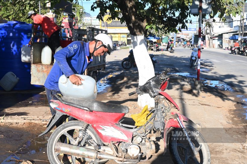 Người dân phấn khởi có thể lấy nước thoải mái và không còn cảnh chen chúc ngồi đợi.