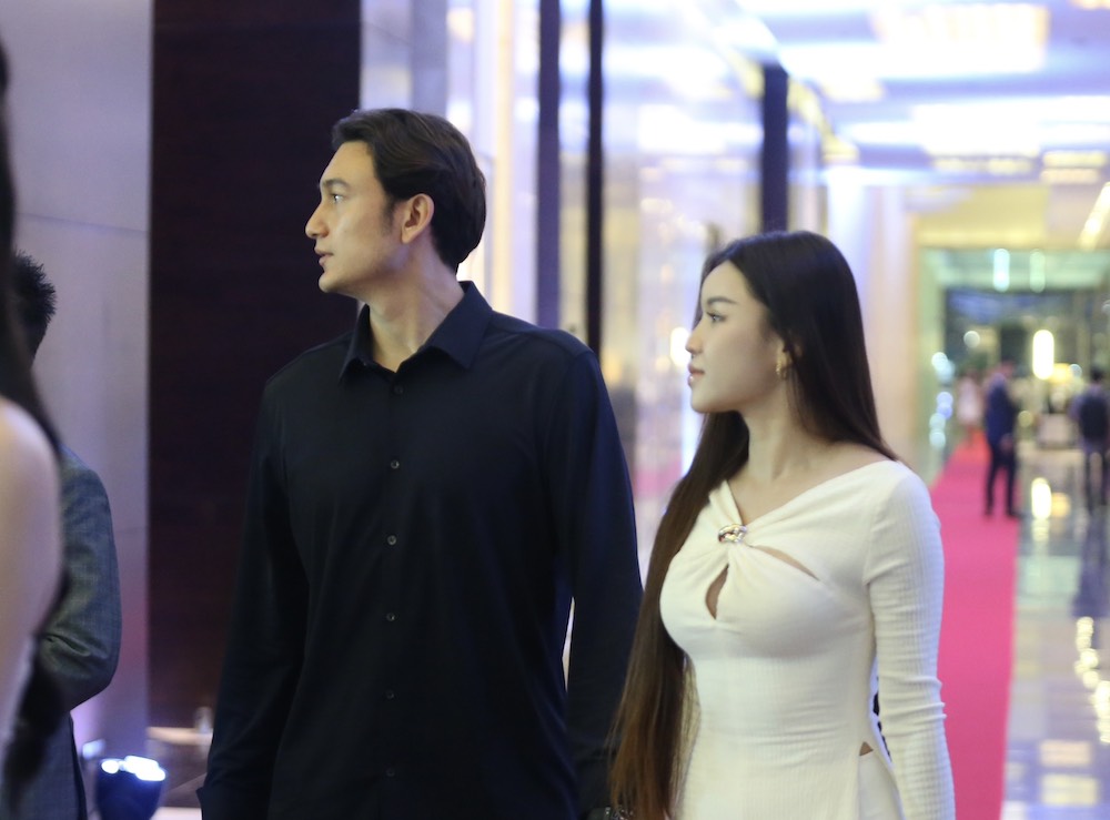 Thủ môn Văn Lâm sánh đôi cùng bạn gái Yên Xuân. Nàng WAG diện áo dài cách tân tối giản nhưng vẫn sang trọng. 