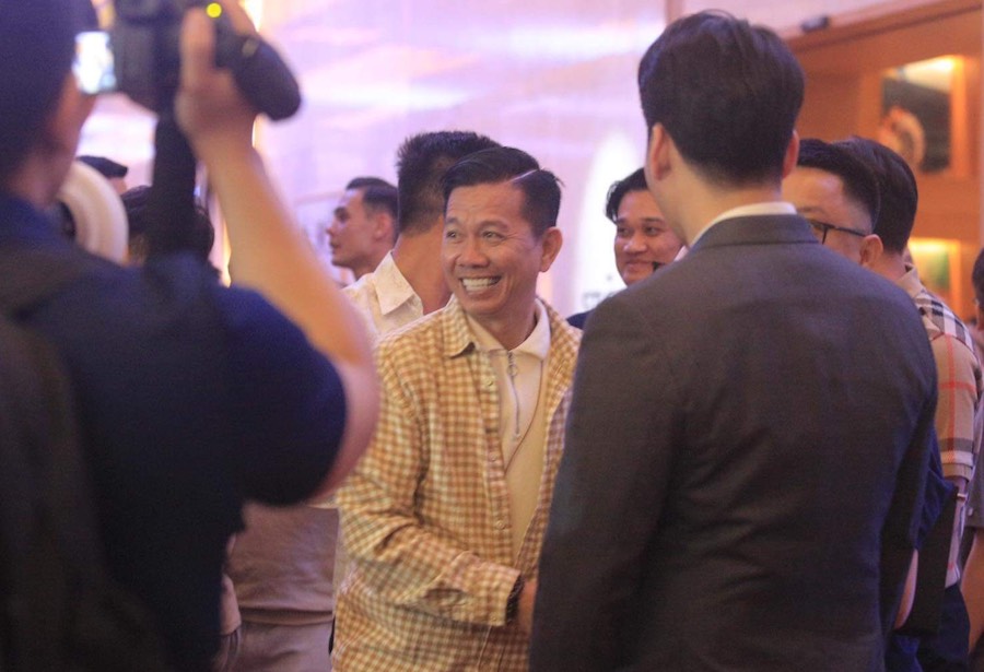 Huấn luyện viên Hoàng Anh Tuấn có mặt tại buổi lễ để chúc mừng hạnh phúc học trò cũ.
