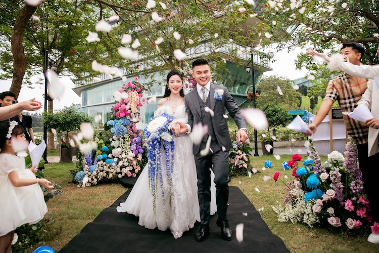 Tối 6.5, đám cưới của Quang Hải và Chu Thanh Huyền diễn ra tại khách sạn JW Marriott (Hà Nội). Đây là buổi tiệc thân mật với sự tham dự của các huấn luyện viên, bạn bè và đồng đội thân thiết của cặp đôi.