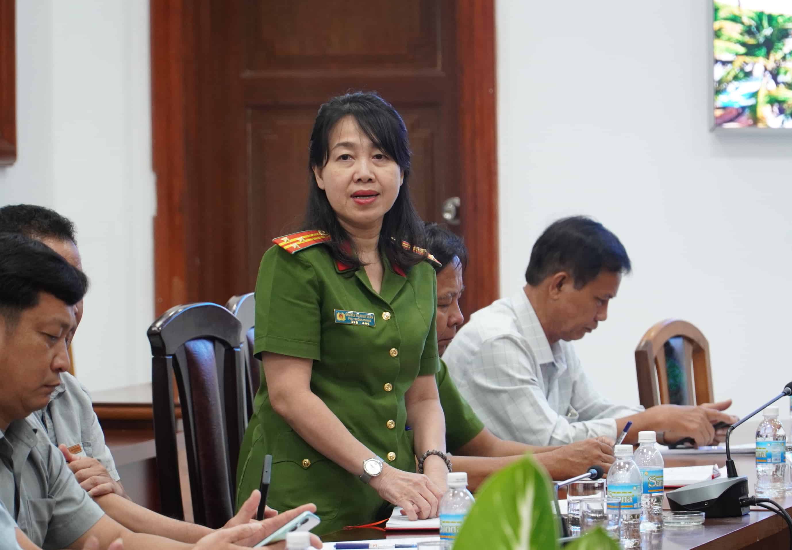 Thượng tá Nguyễn Thị Minh Thảo - Phó Trưởng phòng Cảnh sát kinh tế thông tin về tiến độ điều tra, xác minh các vụ ngộ độc ở TP Nha Trang. Ảnh: Hữu Long