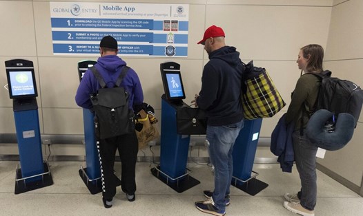 Hành khách tại một sân bay quốc tế ở Mỹ. Ảnh: AP
