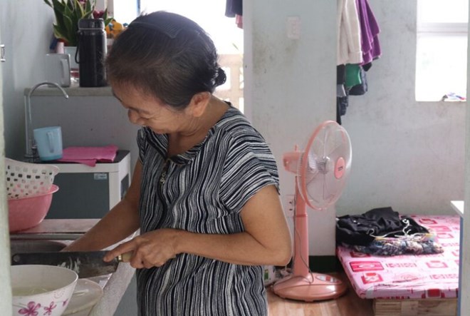 Mẹ của chị Nguyễn Thị Trúc Phương - công nhân Khu công nghiệp Hòa Cầm - đang chuẩn bị bữa cơm tối. Ảnh: Nguyễn Linh