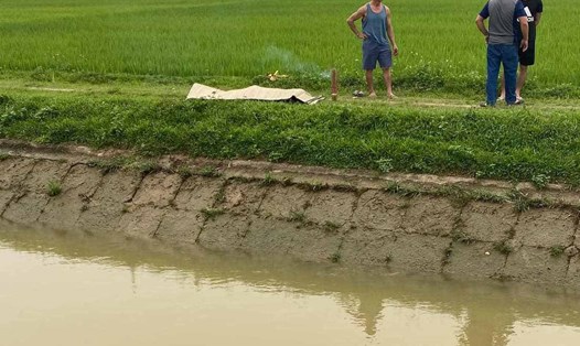Hiện trường vụ đuối nước làm 1 học sinh 10 tuổi tử vong ở xã Quỳnh Diễn, huyện Quỳnh Lưu (Nghệ An). Ảnh: Anh Tuấn
