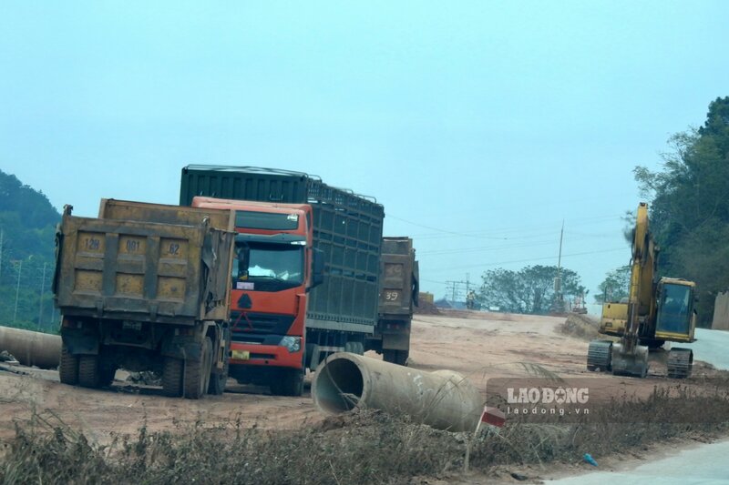 Nhiều phương tiện, máy móc được tập kết để thi công trên Quốc lộ 4B, tỉnh Lạng Sơn. Ảnh: Tô Công.