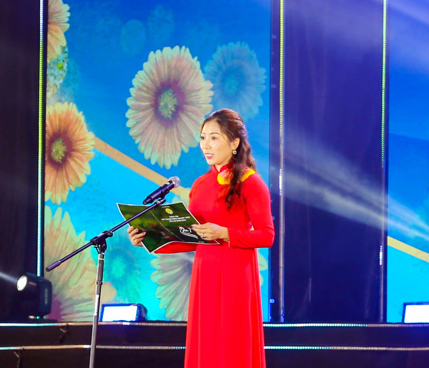 Bà Trần Thị Hoàng Phương - Chủ tịch Hội Liên hiệp phụ nữ thị xã, Trưởng ban Tổ chức Cuộc thi “Nữ thanh niên Thanh lịch Cửa Lò” năm 2024 phát biểu tại chương trình. Ảnh: Duy Chương.
