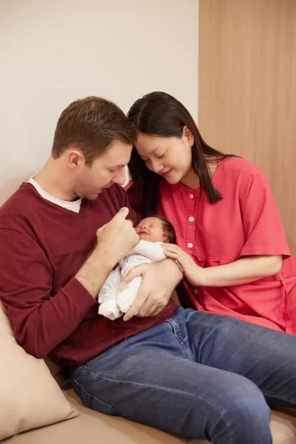Vợ chồng Lan Phương vui mừng đón con gái thứ hai chào đời hồi tháng 3. Ảnh: Facebook nhân vật