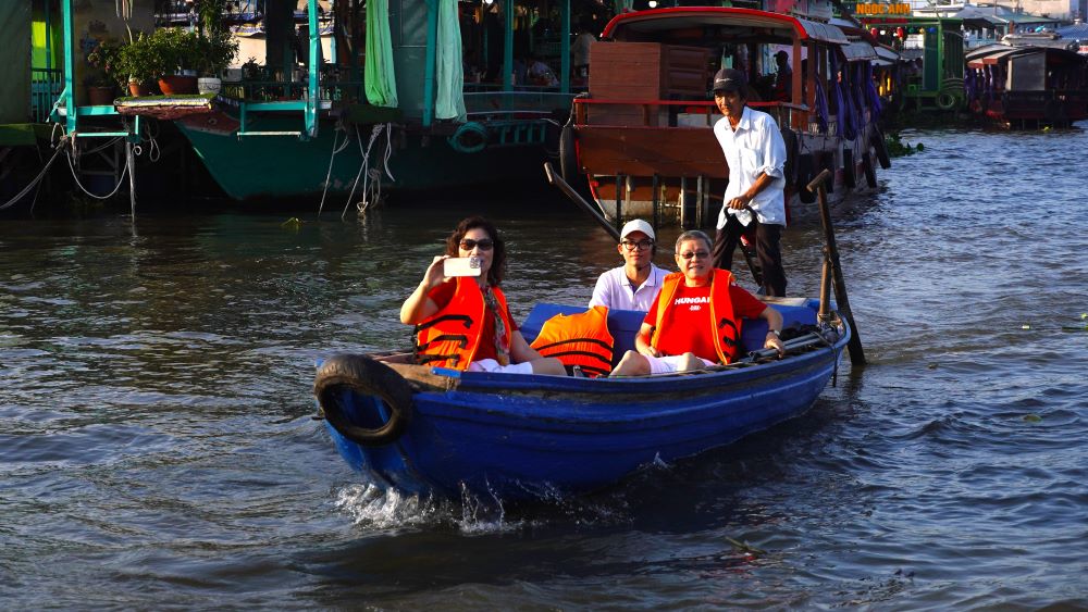 “Điểm ấn tượng của tôi khi đến Cần Thơ là được du lịch bằng cách ngồi trên chiếc thuyền nhỏ, len lỏi qua các con sông, kênh rạch, khác hoàn toàn so với chạy xe trên phố”, anh Trần Công Thuận (26 tuổi, du khách từ Đồng Nai) chia sẻ.