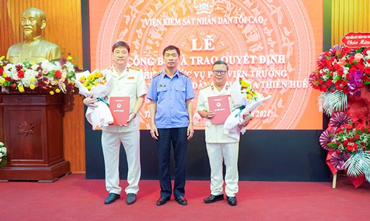 Hai tân Phó Viện trưởng Viện KSND tỉnh Thừa Thiên Huế nhận quyết định bổ nhiệm. Ảnh: VGP