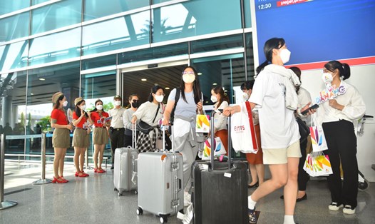 Nhiều gia đình đang cân nhắc chọn tour du lịch nước ngoài do vé máy bay nội địa tăng. Ảnh: Thùy Trang
