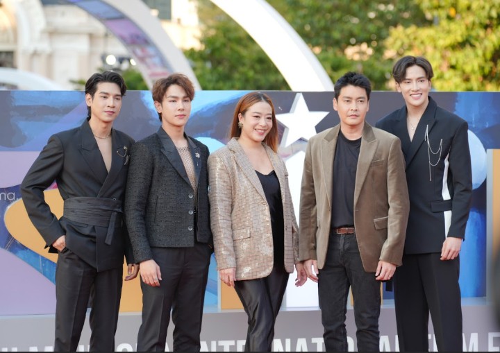 Dàn diễn viên trên thảm đỏ liên hoan phim Quốc tế TPHCM. Ảnh: BTC.