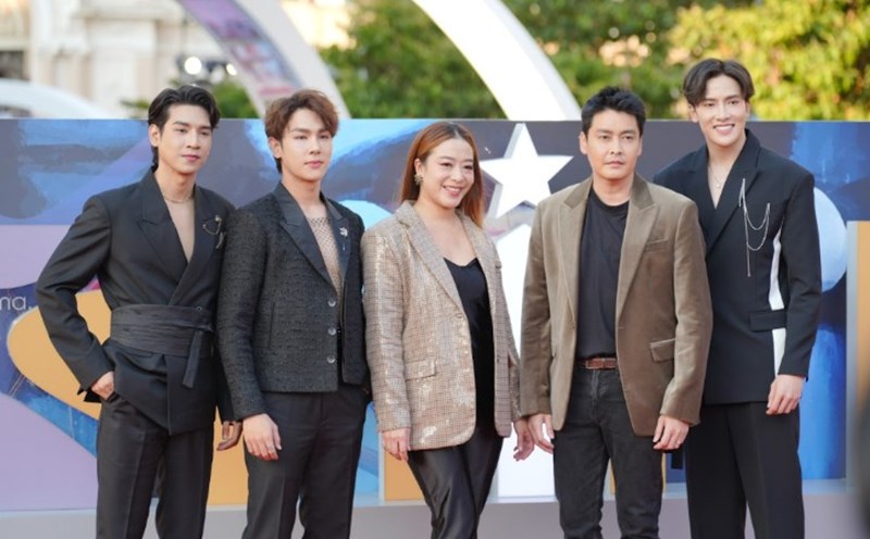 Dàn diễn viên trên thảm đỏ liên hoan phim Quốc tế TPHCM. Ảnh: BTC.