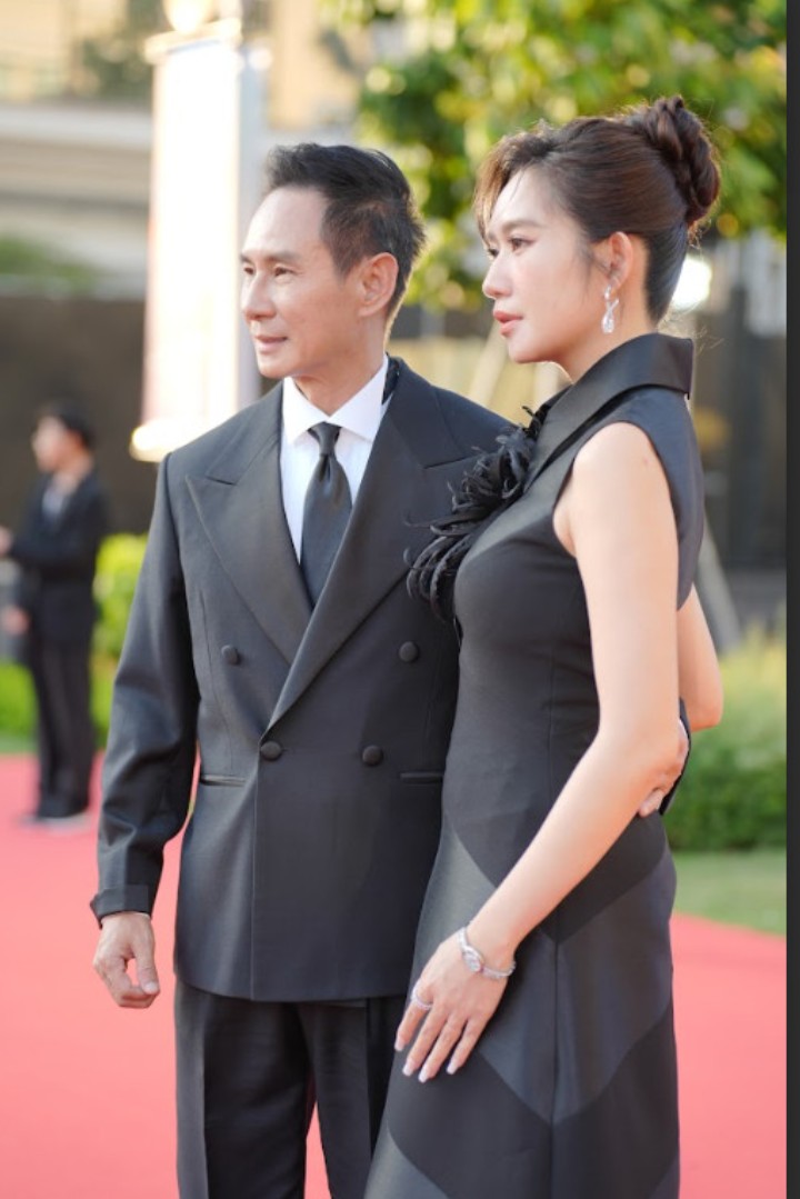 Đạo diễn Lý Hải và vợ Minh Hà nắm tay bước vào sự kiện khai mạc HIFF 2024.