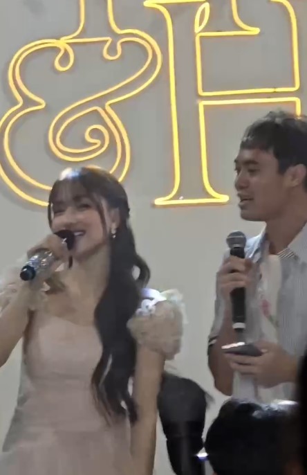 Hòa Minzy và Văn Toàn song ca tại đám cưới Quang Hải. Ảnh cắt từ video