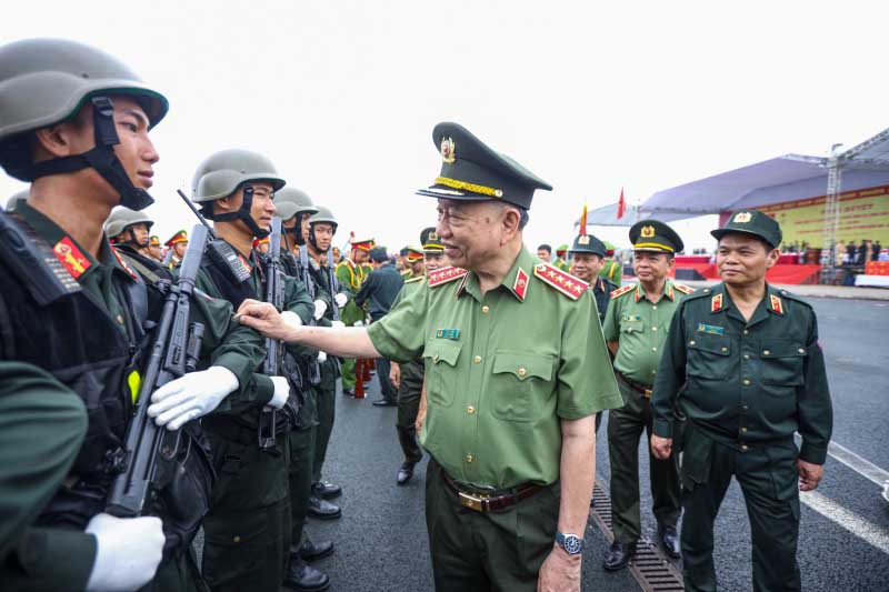 Đại tướng Tô Lâm, Bộ trưởng Bộ Công an động viên các cán bộ, chiến sĩ tham gia phục vụ Lễ kỷ niệm 50 năm truyền thống lực lượng CSCĐ. Ảnh: Hữu Chánh