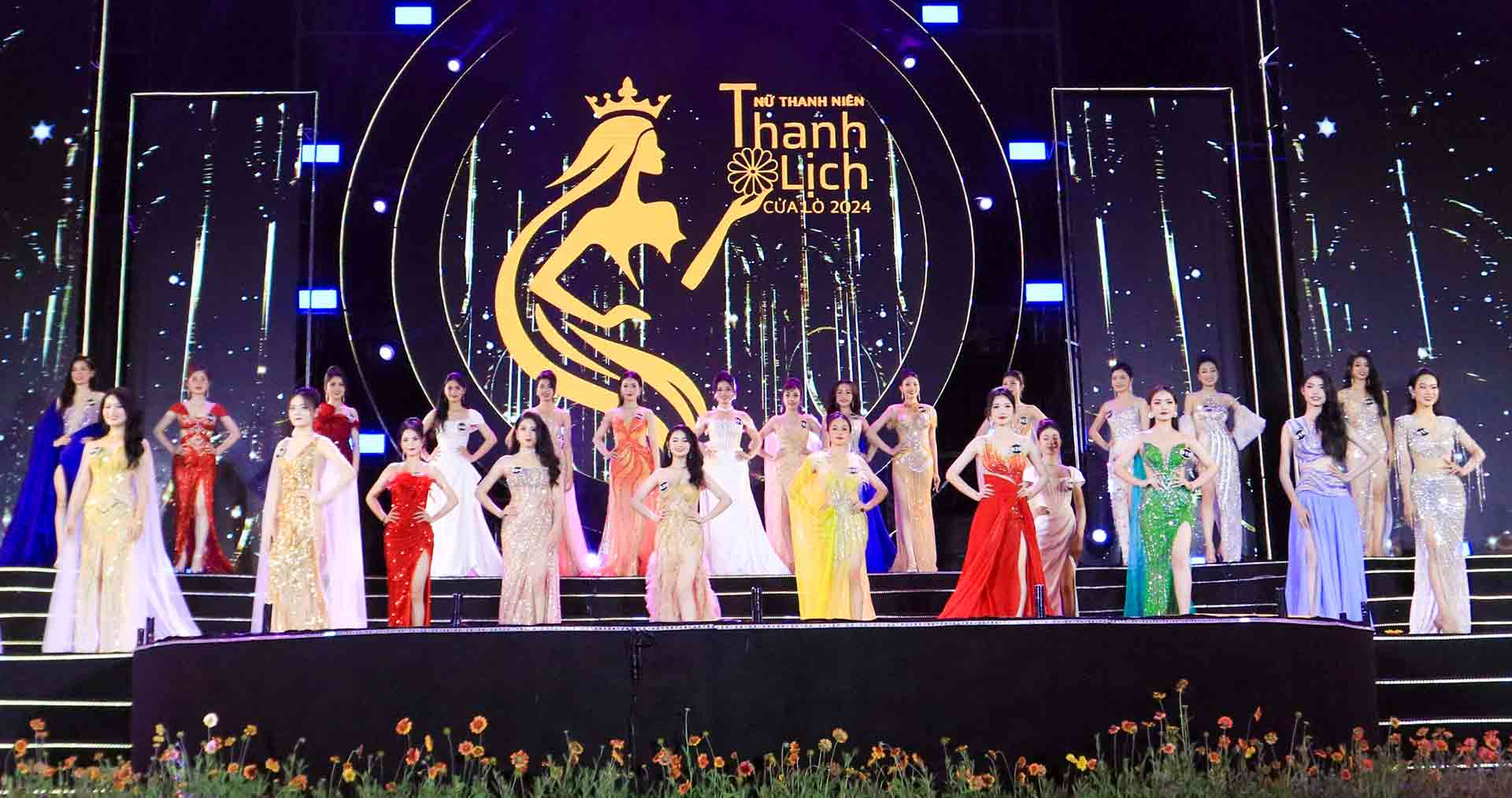 Phần thi trình diễn trang phục dạ hội của 30 thí sinh xuất sắc lọt vào vòng chung kết.