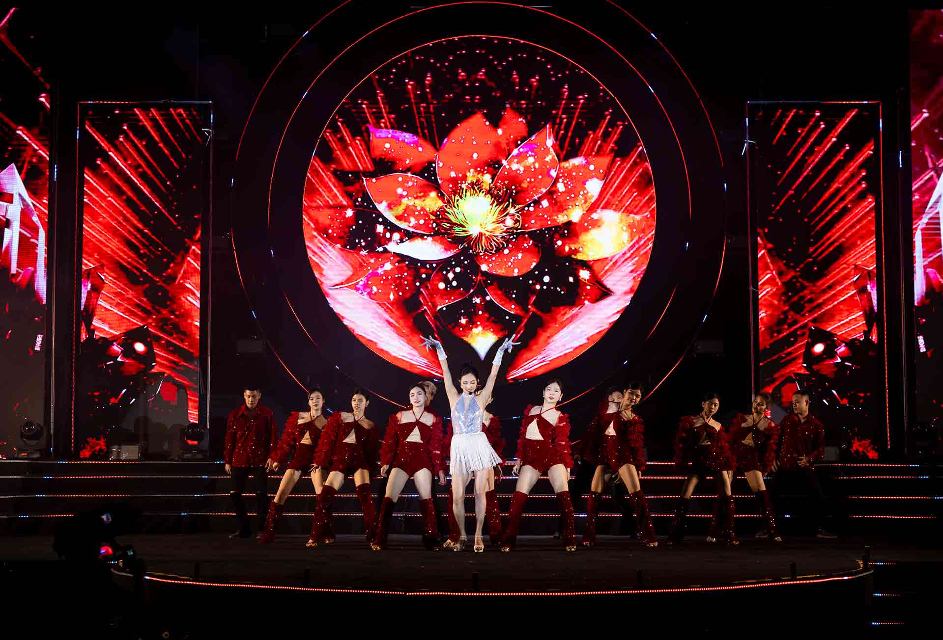 Mở màn chương trình là tiết mục mashup vũ điệu ấn tượng của Hoa hậu châu Á Thái Bình Dương Nguyễn Thu Hiền. 