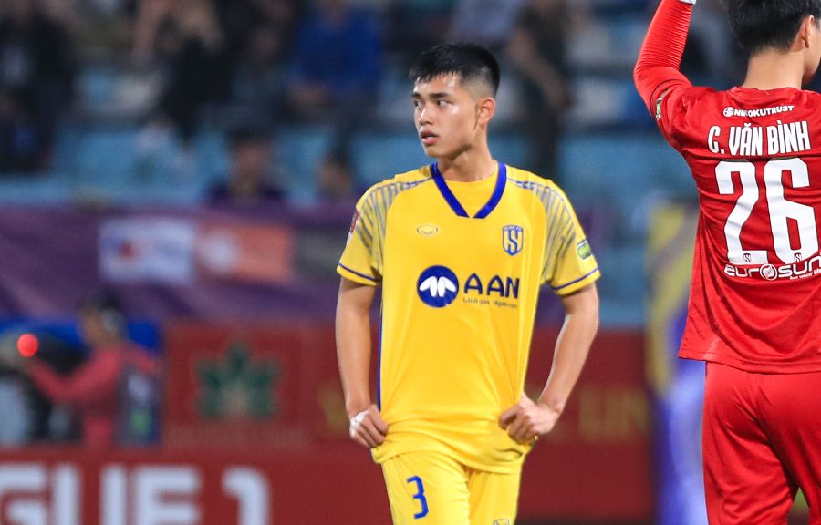 Lê Nguyên Hoàng trong màu áo đội Sông Lam Nghệ An chơi tại V.League 2023-2024. Ảnh: Minh Dân