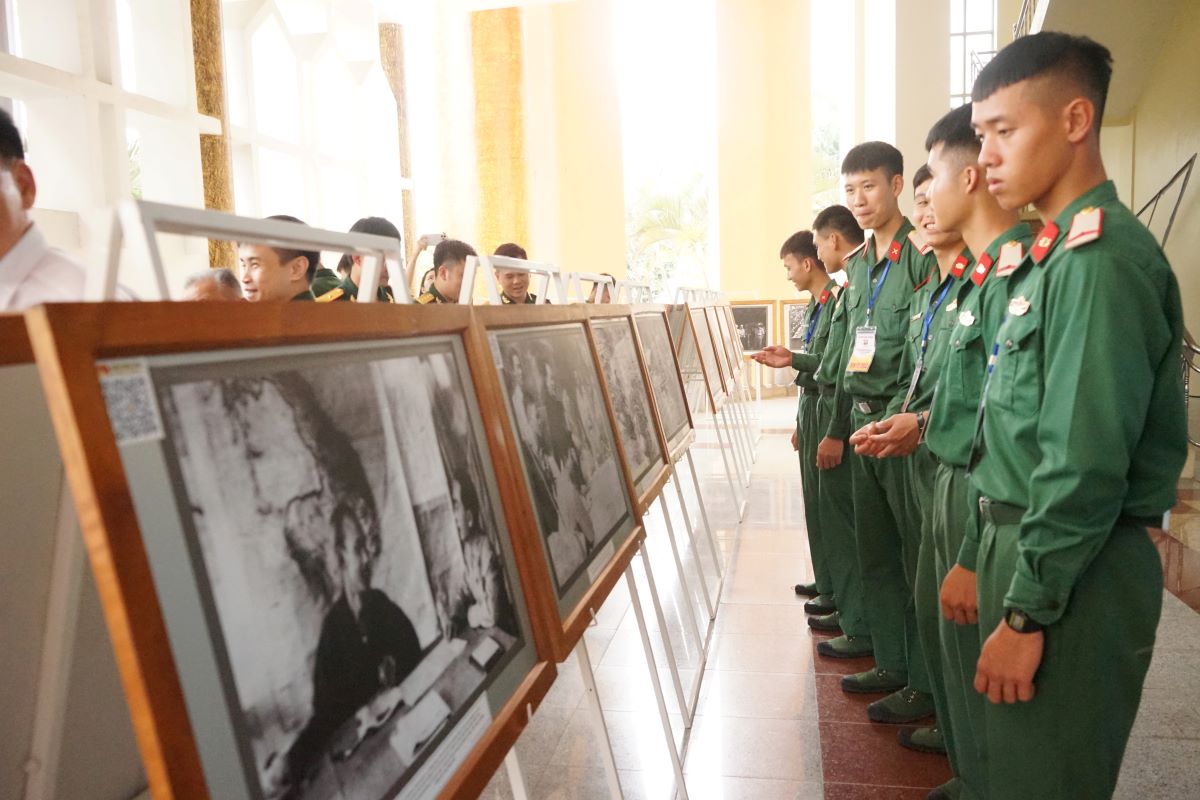 Thế hệ trẻ cảm nhận những ngày tháng hào hùng của Chiến dịch Điện Biên Phủ qua những hình ảnh tư liệu. Ảnh: Quách Du