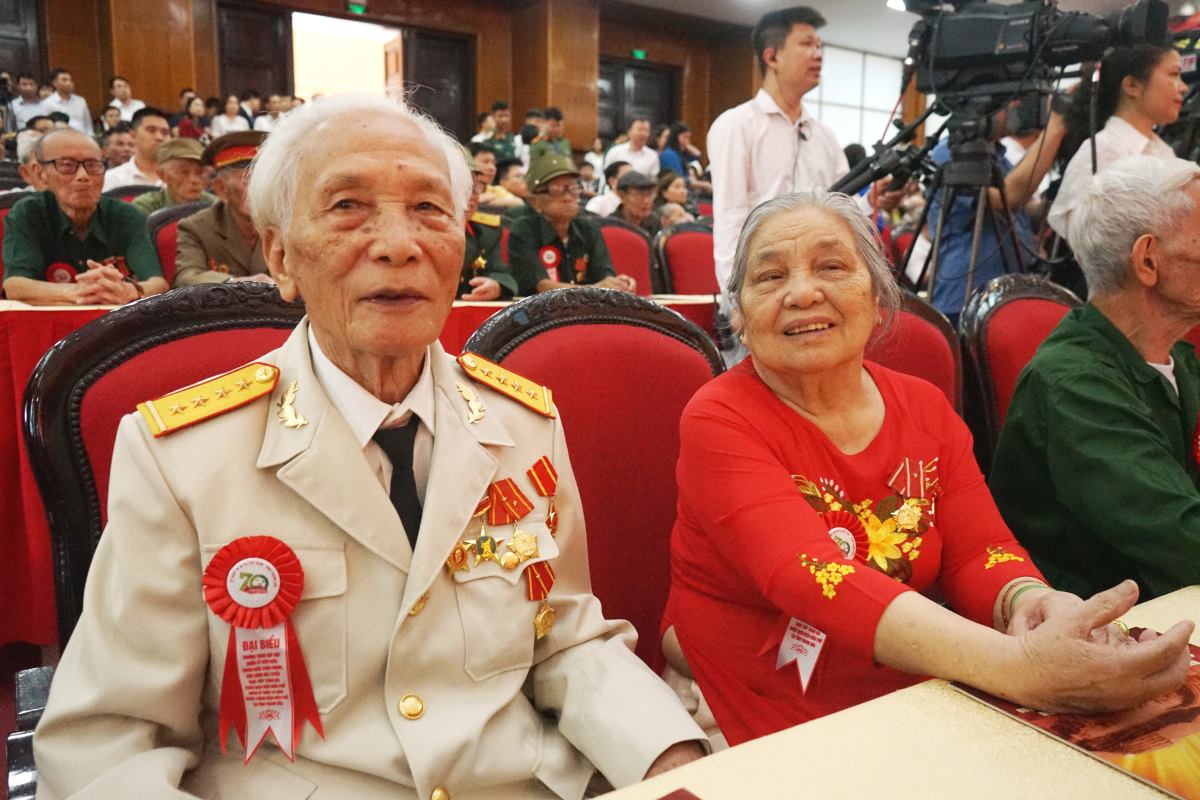 Bà Nguyễn Thị Lan (87 tuổi) và chồng là ông Vũ Xuân Thanh (94 tuổi, quê huyện Hưng Nguyên, tỉnh Nghệ An) nhớ về chiến dịch năm xưa và cuộc hôn nhân đẹp sau chiến dịch. Ảnh: Quách Du 
