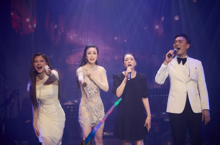 Hồ Quỳnh Hương hát cùng chị gái và 2 ca sĩ khách mời. Ảnh: NVCC.