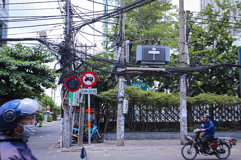 TP Hồ Chí Minh đang trong mùa nắng nóng. Những cuộn dây điện, cáp viễn thông giăng ngang dọc tiềm ẩn nguy cơ cháy nổ cao, đe doạ không ít đến an toàn của những người dân.