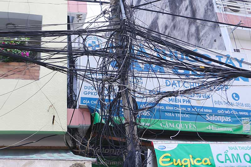 Những mạng lưới dày đặc đến mức không thể biết đâu là dây điện, đâu là dây cáp viễn thông.