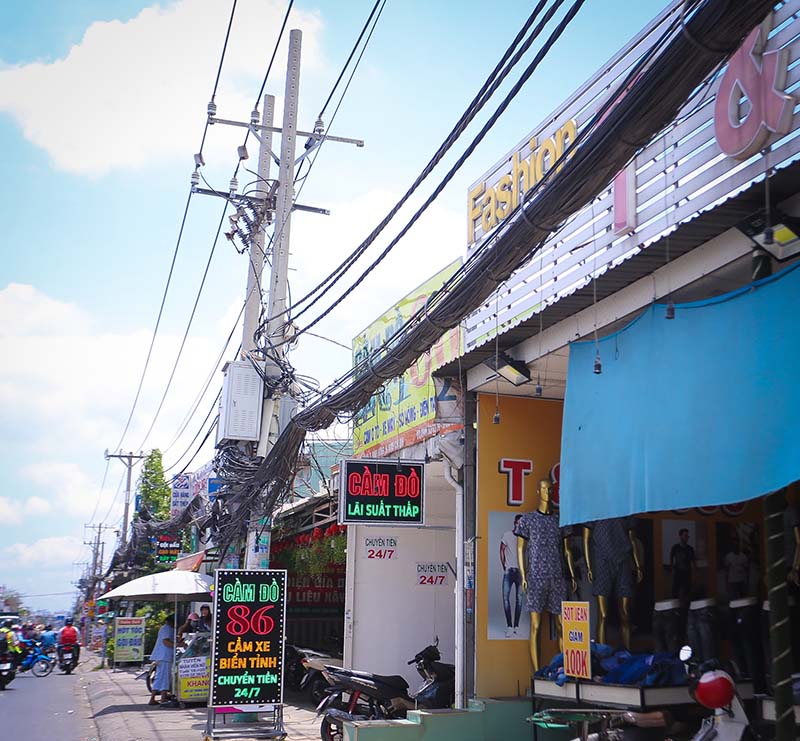 Ghi nhận của Lao Động ngày 7.4, tại các khu vực huyện Bình Chánh, Quận 8, Quận 5,... vẫn còn tình trạng cáp viễn thông, dây điện chằng chịt trên các tuyến đường.